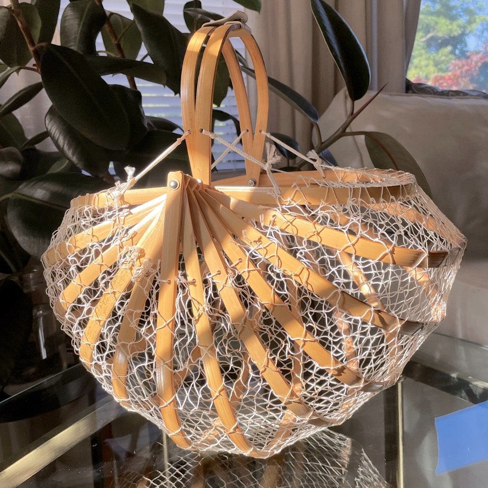 Vintage 1950s 1960s bamboo folding collapsible fishing basket purse white